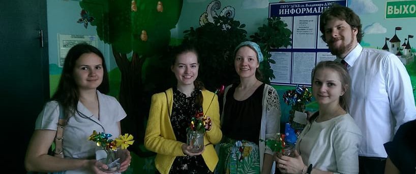 Добровольцы поздравили пациентов больницы с праздником Троицы