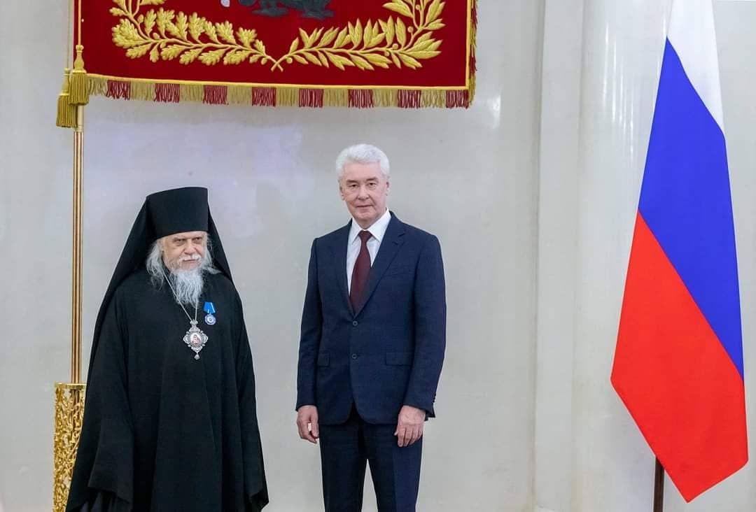 Сергей Собянин наградил Владыку Пантелеимона Орденом Почета